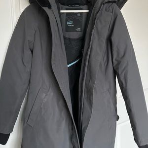 aritzia tna safe haven parka size XS